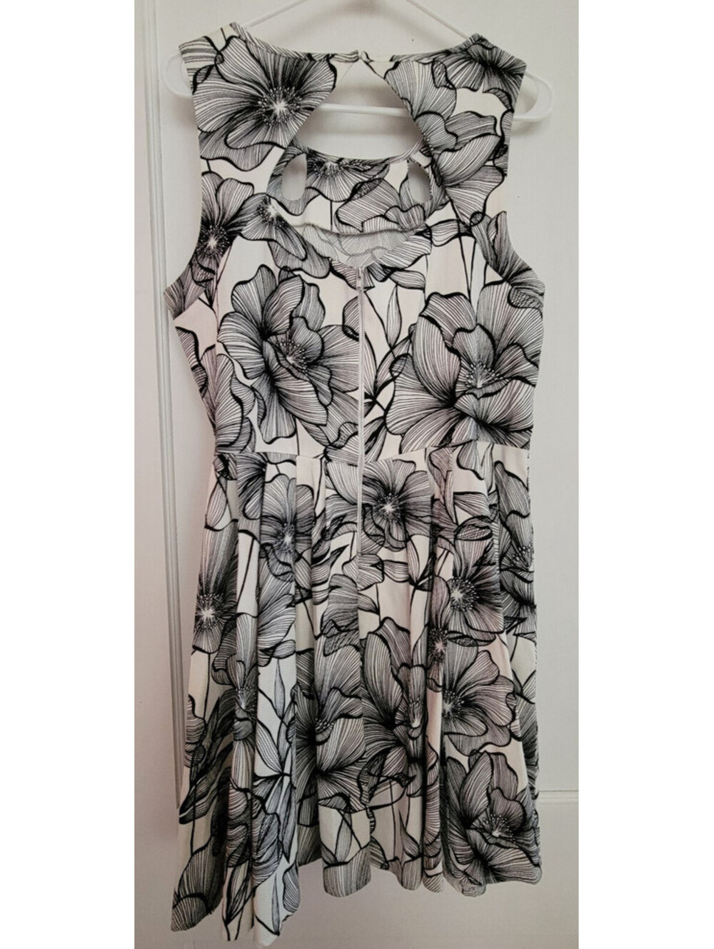 Danny & Nicole Sz 16 Black White Floral Dress Fit & Flare Pleats Sleeveless